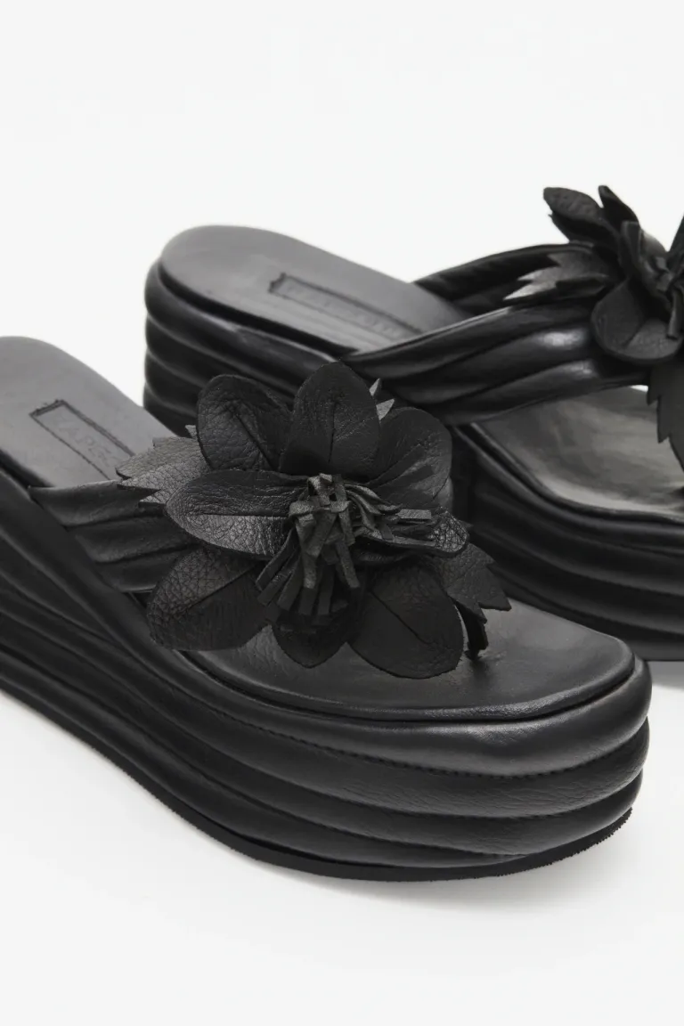 Sandalias Emma High de Plataforma Negras con Detalles Florales de Rapsodia en Sandalias para argentina