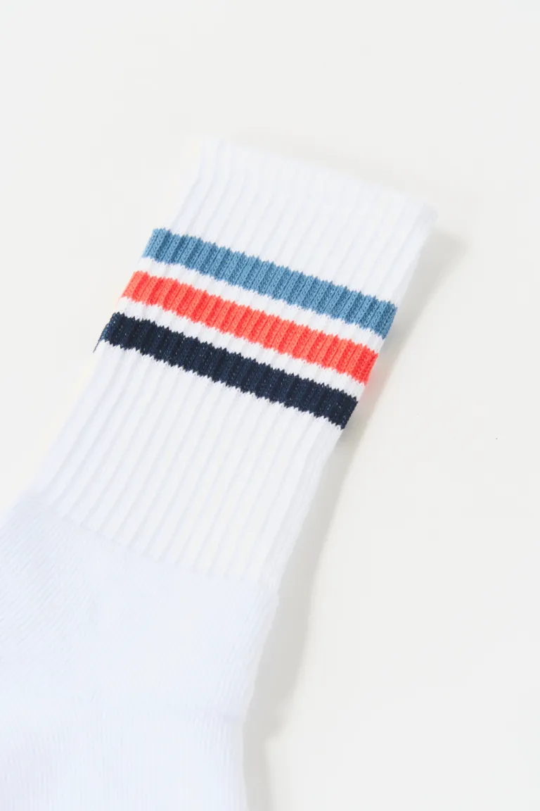 Medias de diseño deportivo con rayas horizontales en tonos azul y rojo de Bensimon en Ropa Interior y Medias para argentina