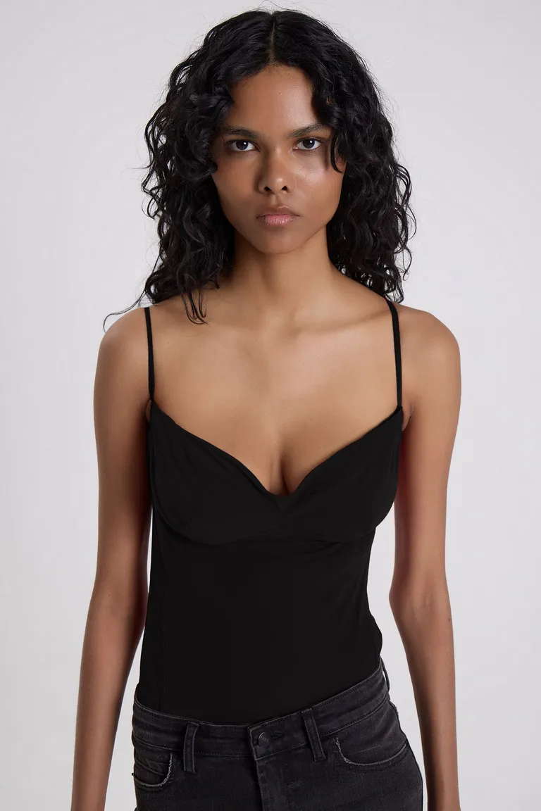 Body con escote en V y breteles regulables con recortes y cierre de broches de Maria Cher en Bodies para argentina