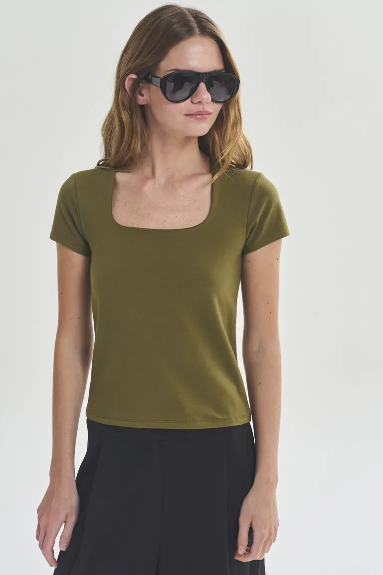 Remera de manga corta en color verde oliva para mujer de Akiabara en Remeras para argentina