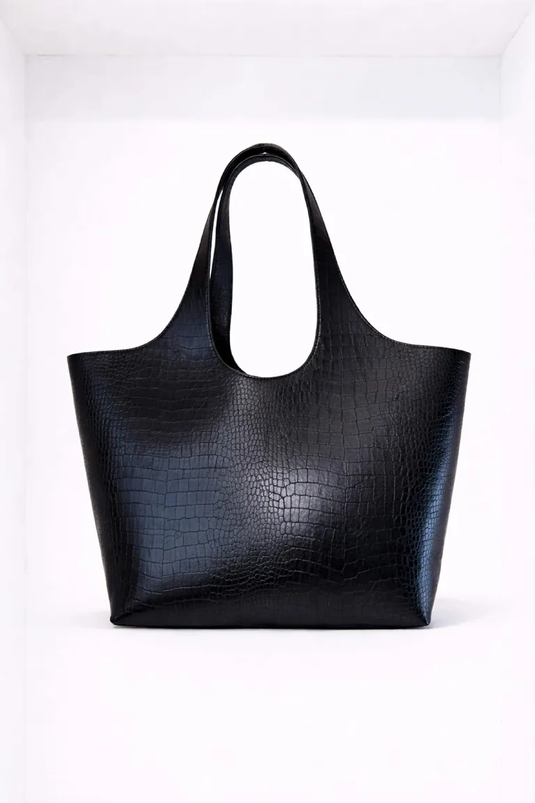 Bolso tote con textura grabada y herraje metálico central de Maria Cher en Bolsos y Carteras para argentina