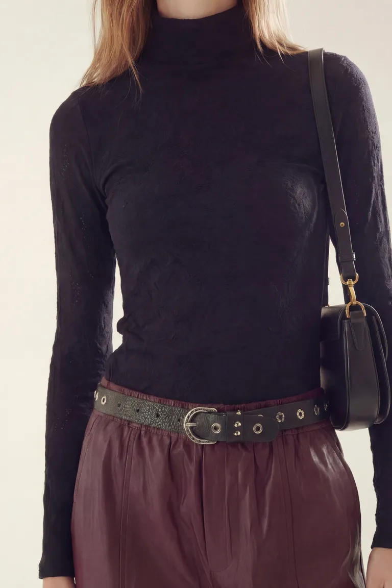 Remera de cuello alto entallada manga larga para mujer de Akiabara en Remeras para argentina