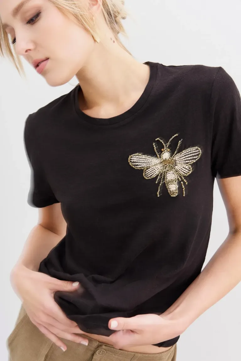 Remera negra con bordado de abeja en canutillos - Diseño elegante y minimalista de Rapsodia en Remeras para argentina