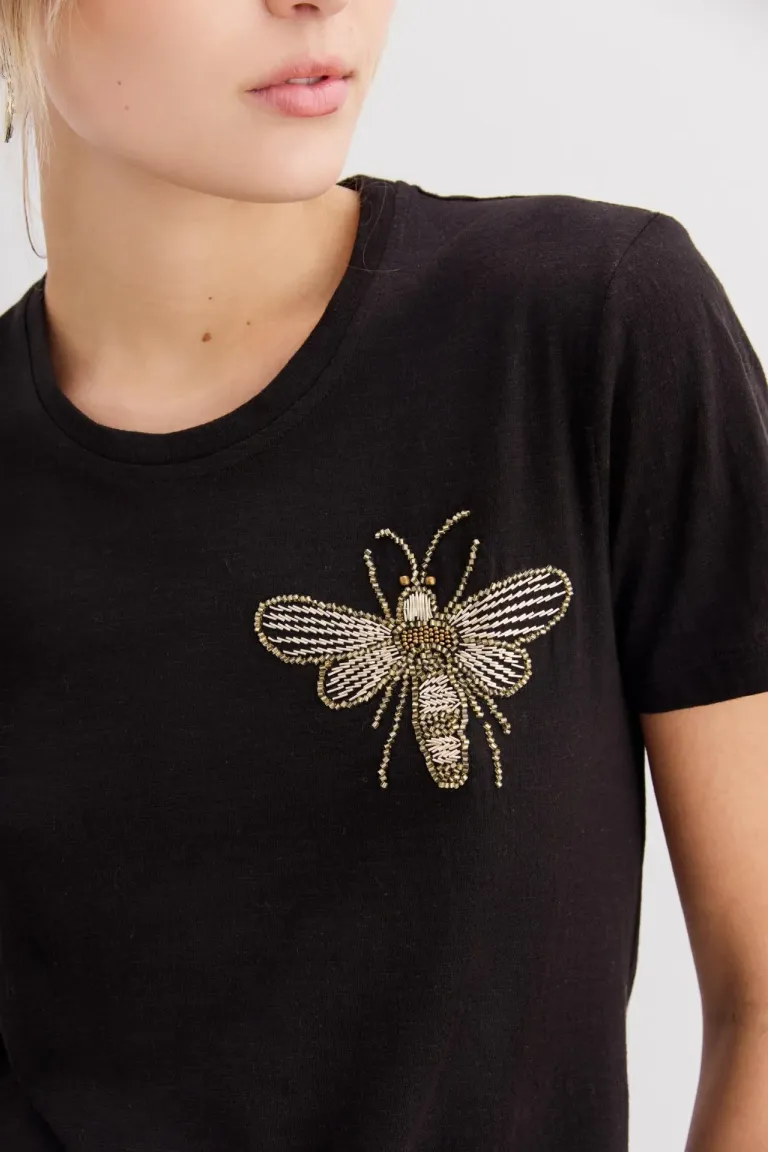 Remera negra con bordado de abeja en canutillos - Diseño elegante y minimalista de Rapsodia en Remeras para argentina