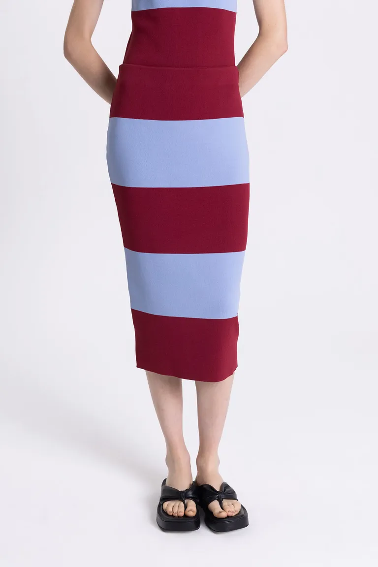 Falda midi tejida en combinación de dos colores para un look sofisticado y moderno de Maria Cher en Faldas para argentina