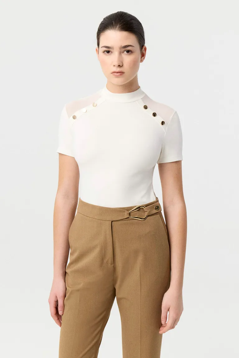 Remera de punto con cuello semipolera mangas cortas y detalle de botones metálicos en hombro de Markova en Remeras para argentina