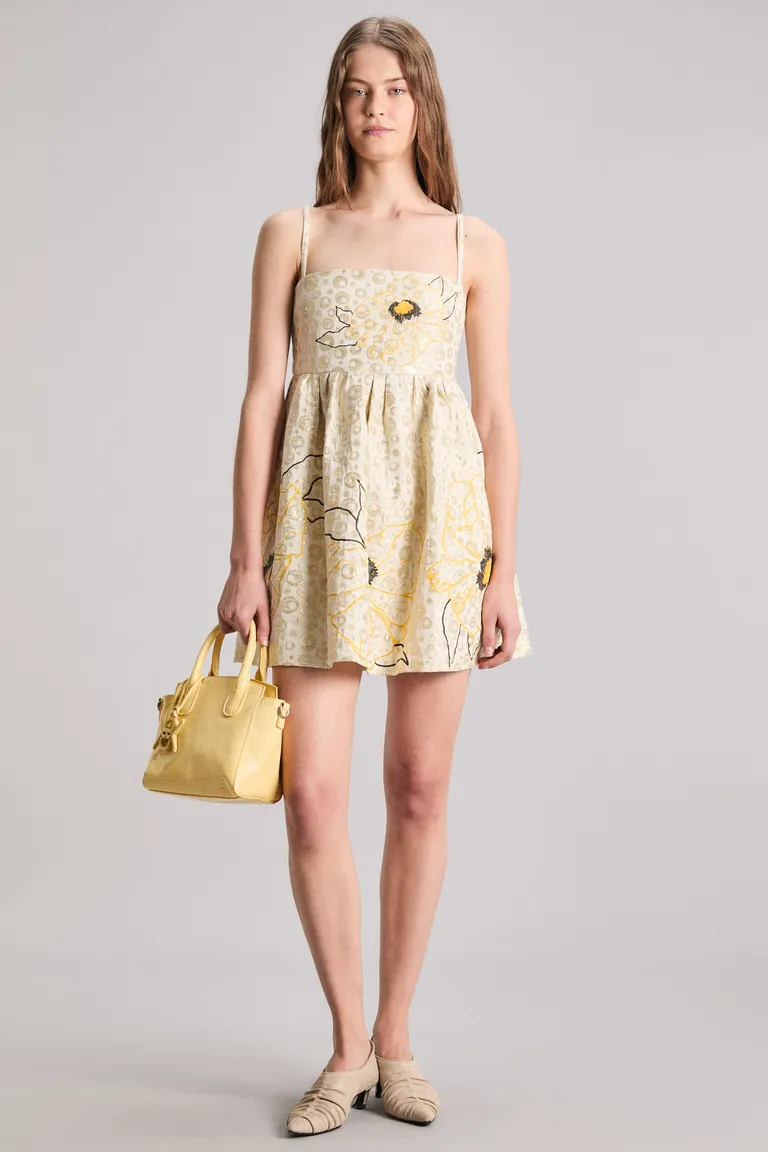 Elegante vestido de corte imperio con detalles brillantes para realzar tu silueta de Kosiuko en Vestidos para argentina