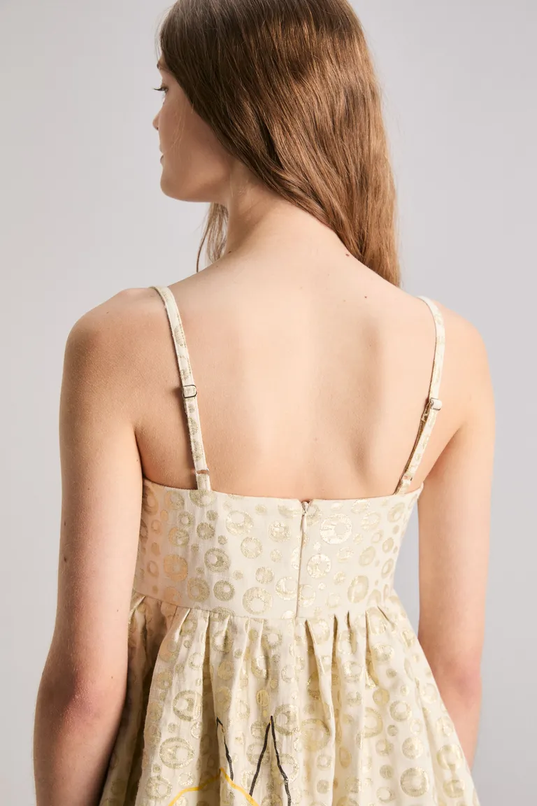 Elegante vestido de corte imperio con detalles brillantes para realzar tu silueta de Kosiuko en Vestidos para argentina