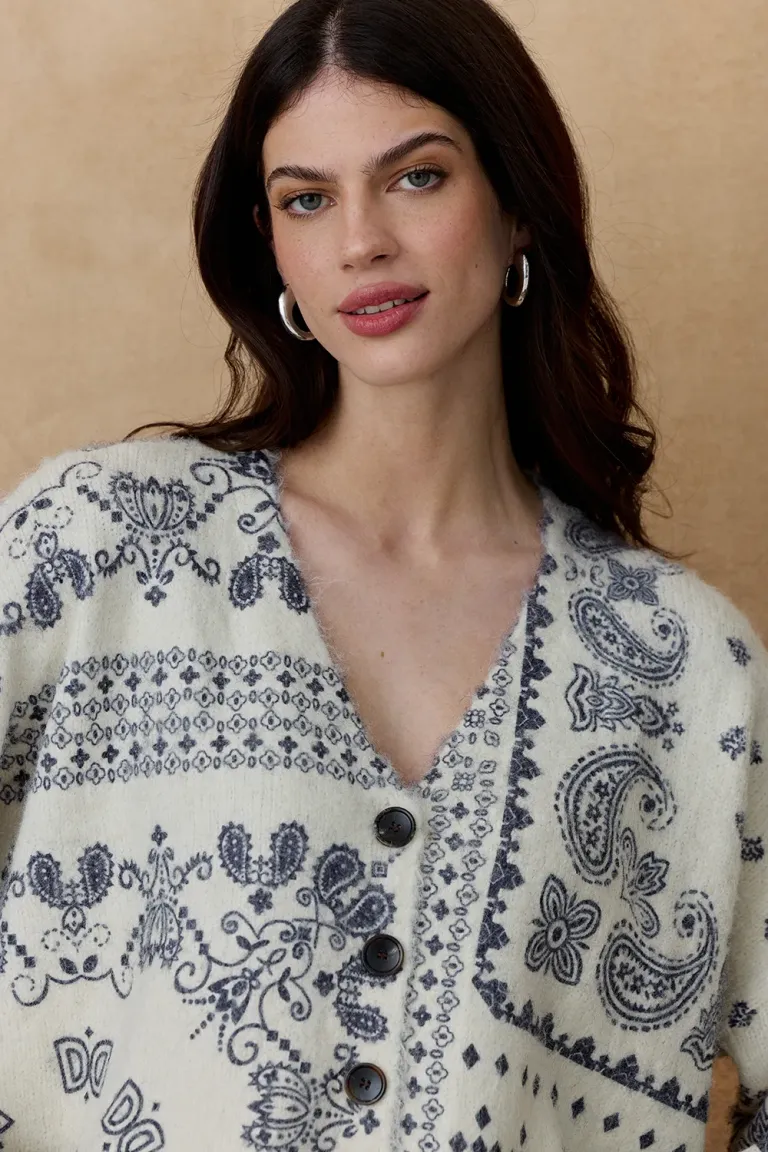 Saco con escote en V y estampa estilo bandana con cierre frontal de botones de Indiastyle en Buzos y Sweaters para argentina