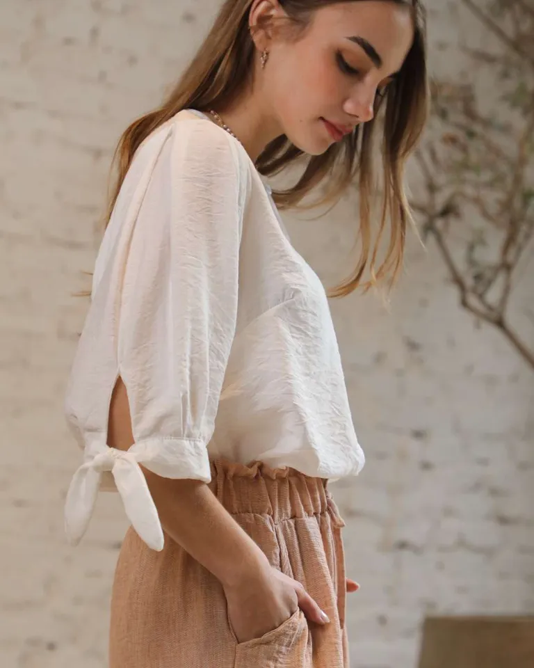 Blusa de seda blanca con manga princesa 3/4 y lazo abotonado de Hesed en Blusas para argentina