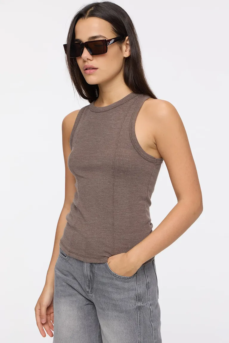 Musculosa de ajuste entallado con cuello redondo y costuras decorativas en el frente de Cuesta Blanca en Tops para argentina