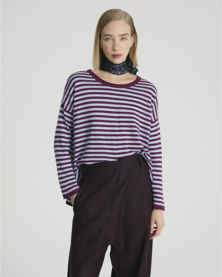 Remera de mangas largas con rayas horizontales, escote bote y diseño con tajos laterales en el ruedo de Blue Sheep en Remeras para argentina