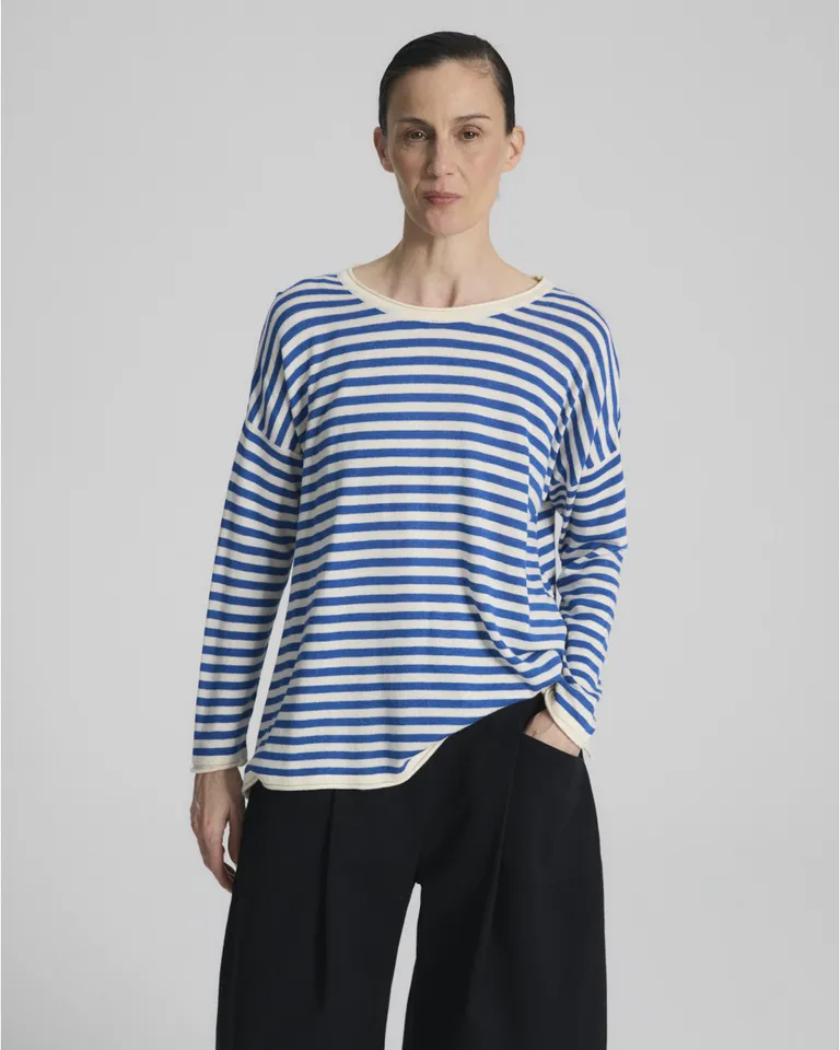 Remera de mangas largas con rayas horizontales, escote bote y diseño con tajos laterales en el ruedo de Blue Sheep en Remeras para argentina