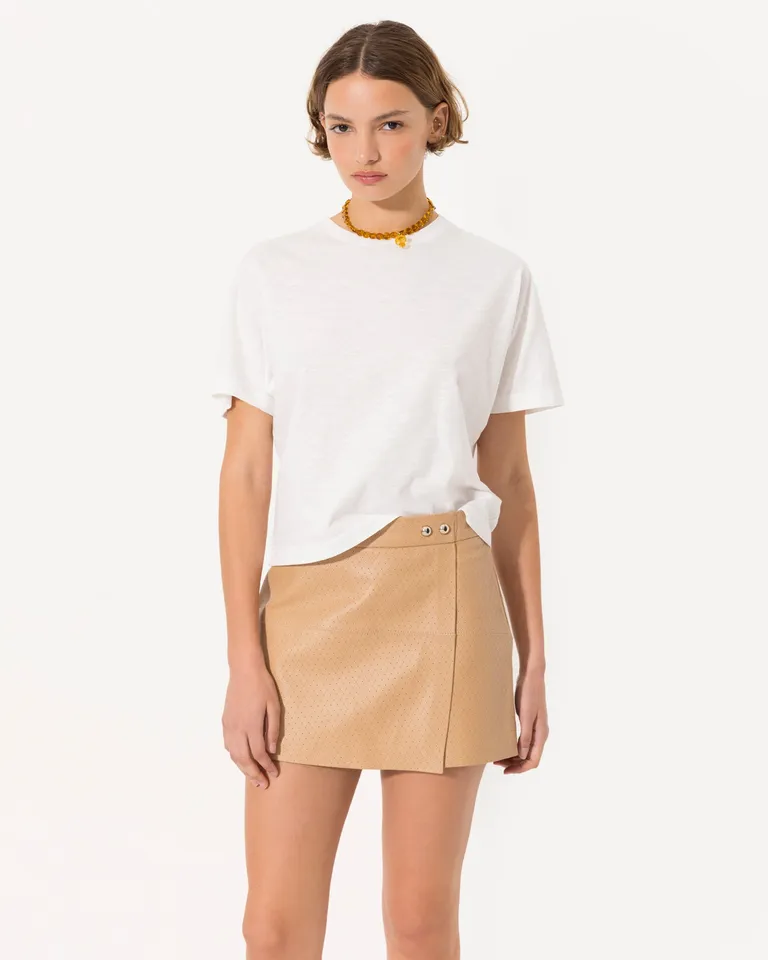 Remera blanca de corte casual y estilo relajado para mujer de Jazmin Chebar en Remeras para argentina