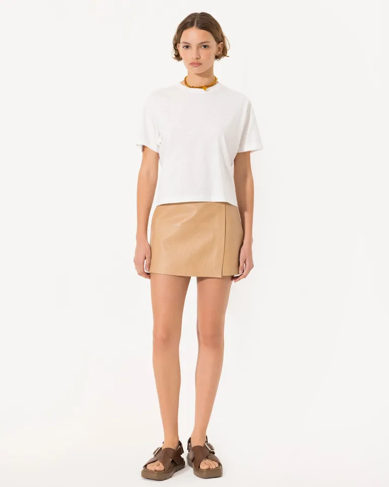 Remera blanca de corte casual y estilo relajado para mujer de Jazmin Chebar en Remeras para argentina