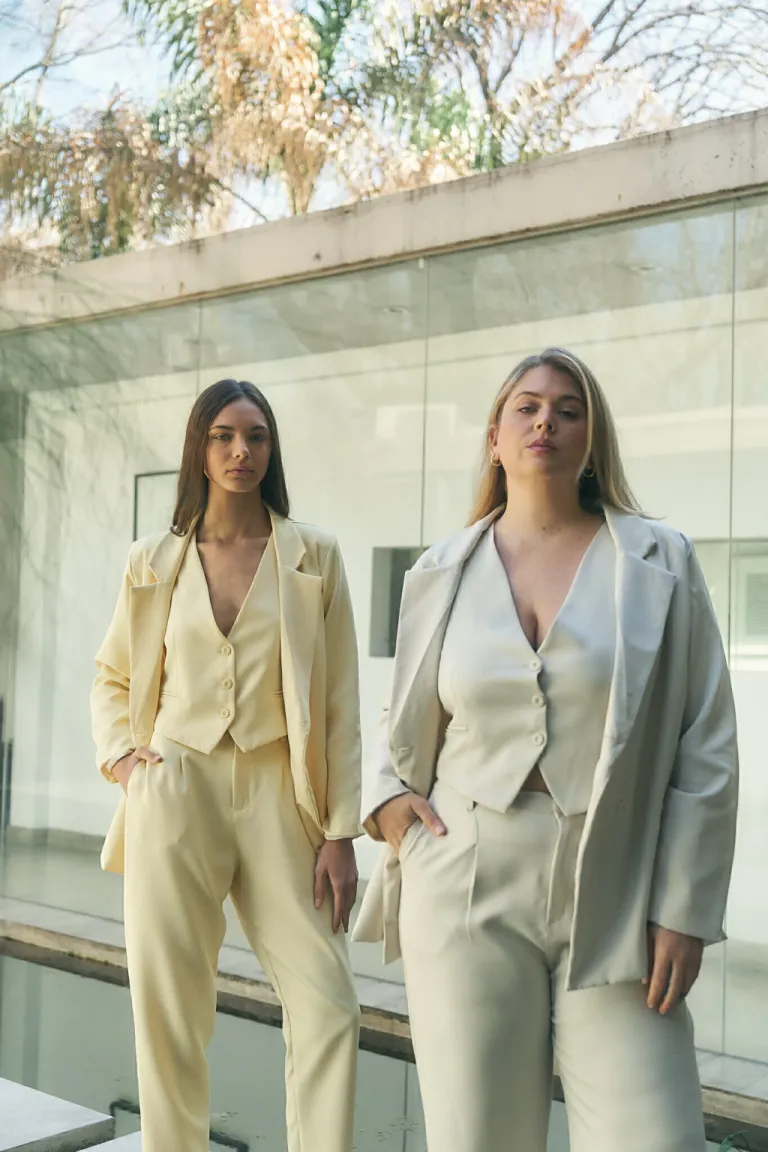 Chaleco corto con bolsillos y ribete en diseño moderno y sofisticado de Lemmon en Chalecos para argentina