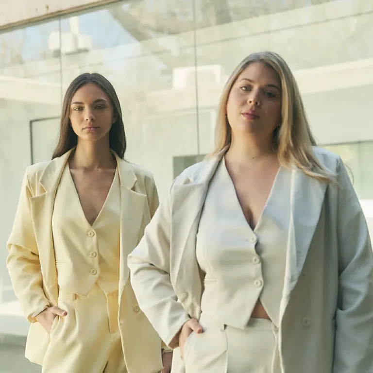 Chaleco corto con bolsillos y ribete en diseño moderno y sofisticado de Lemmon en Chalecos para argentina