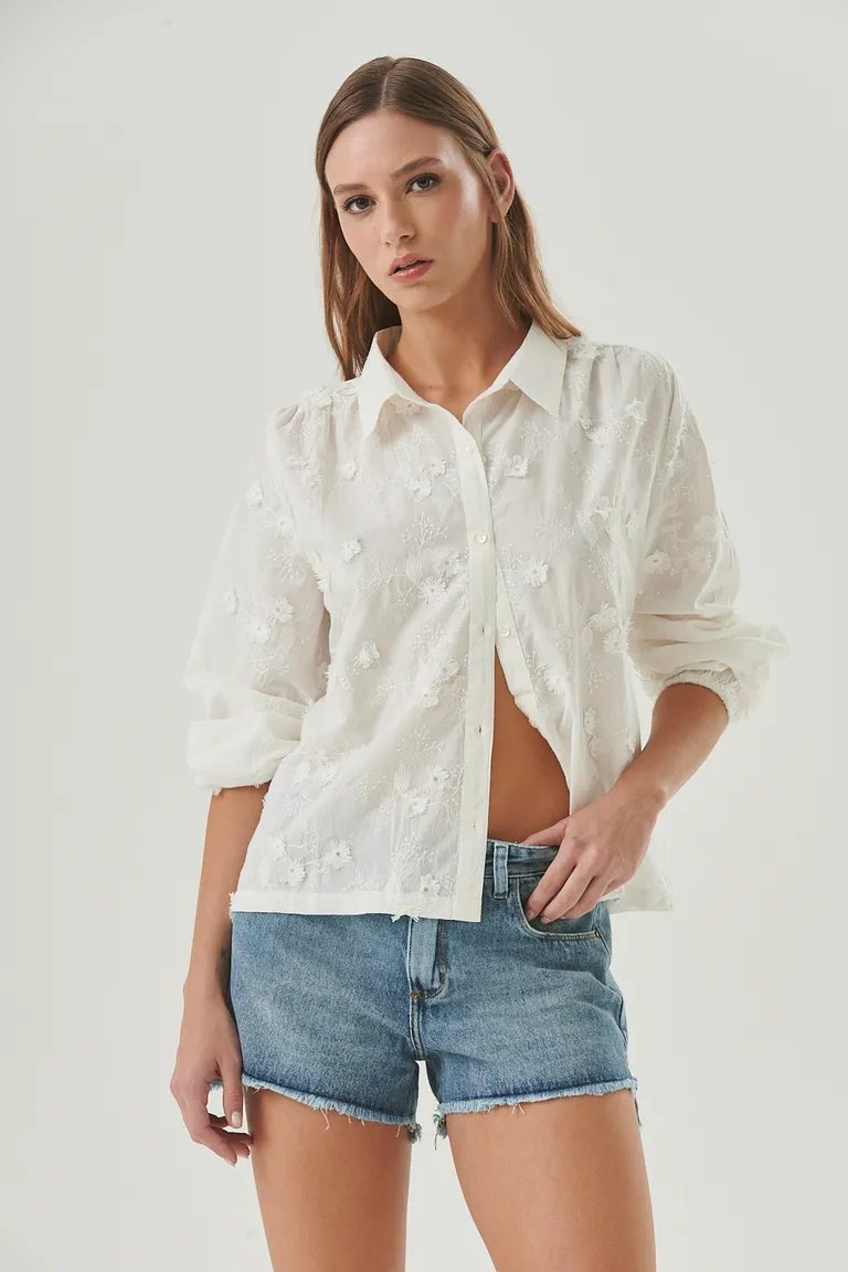 Camisa blanca con bordado floral, una prenda elegante y femenina para cualquier ocasión de Sweet en Camisas para argentina
