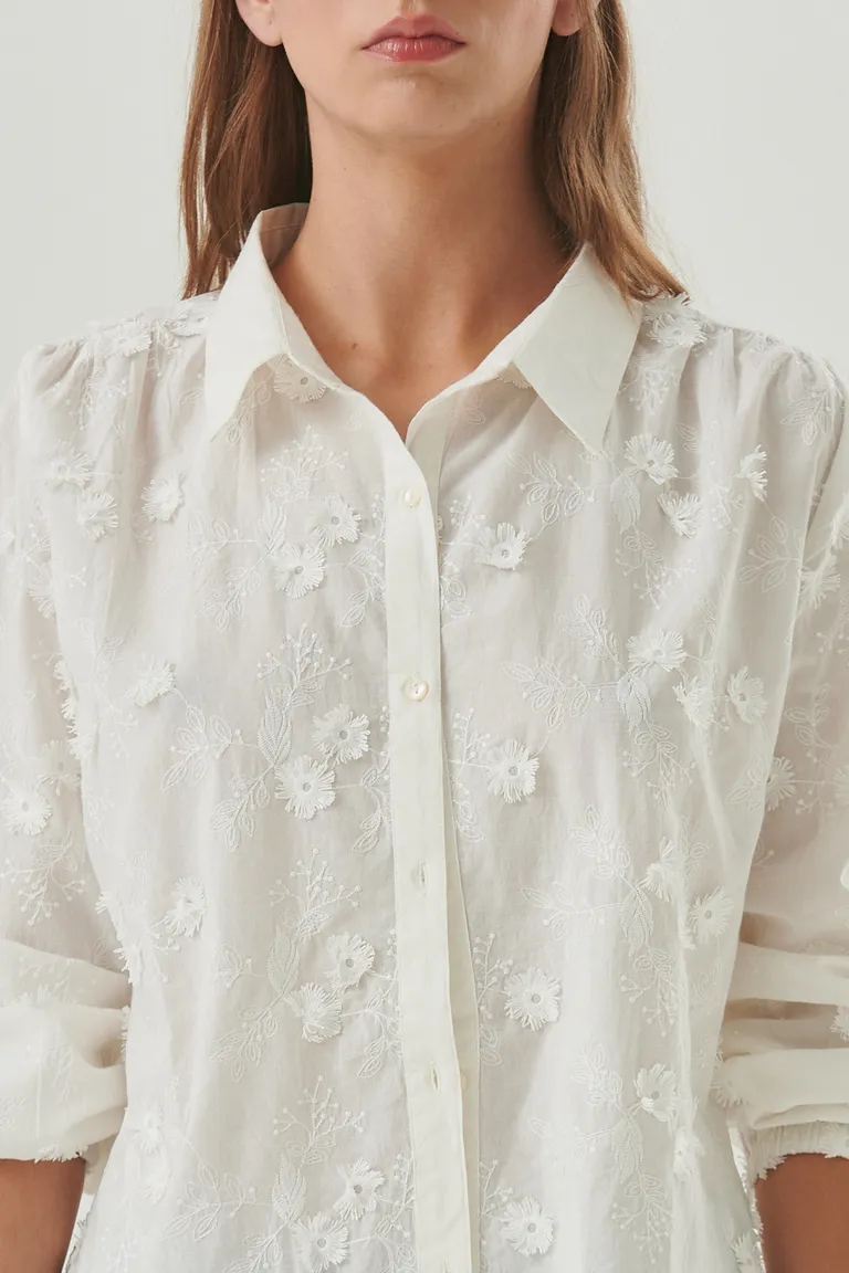 Camisa blanca con bordado floral, una prenda elegante y femenina para cualquier ocasión de Sweet en Camisas para argentina