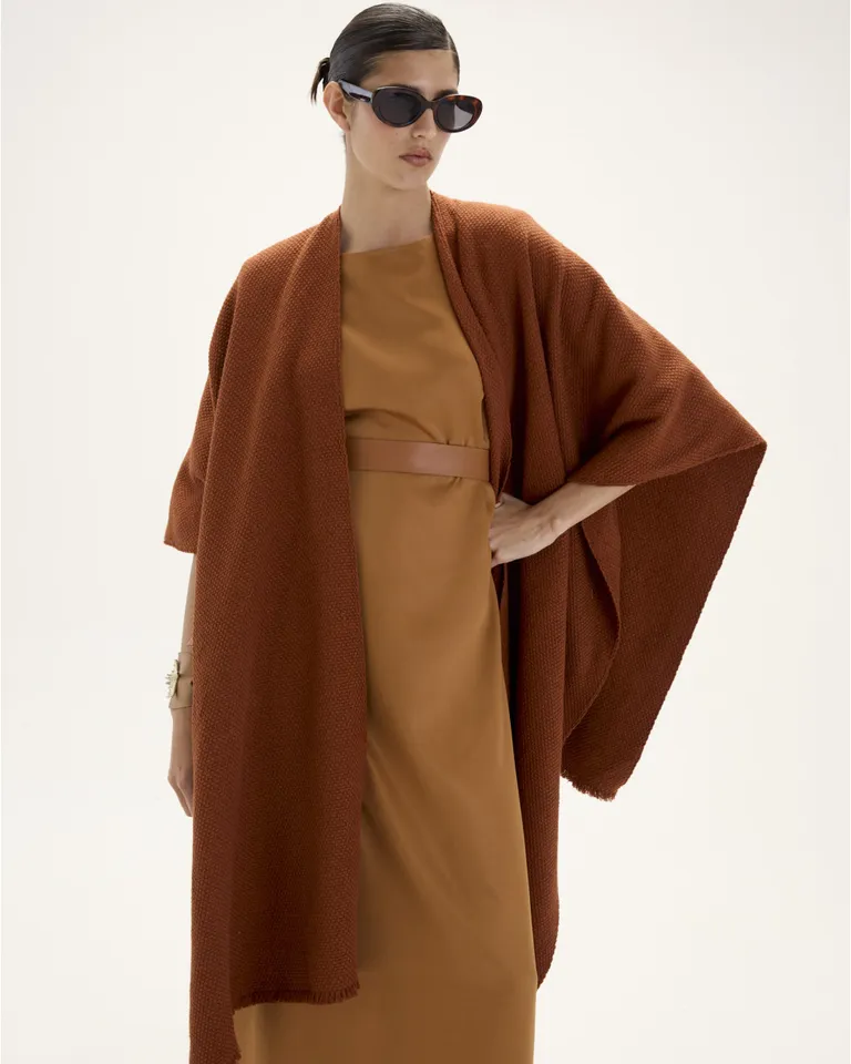 Ruana bruna: Complemento tejido a mano con flecos para un abrigo sofisticado de Blue Sheep en Capas y Ponchos para argentina