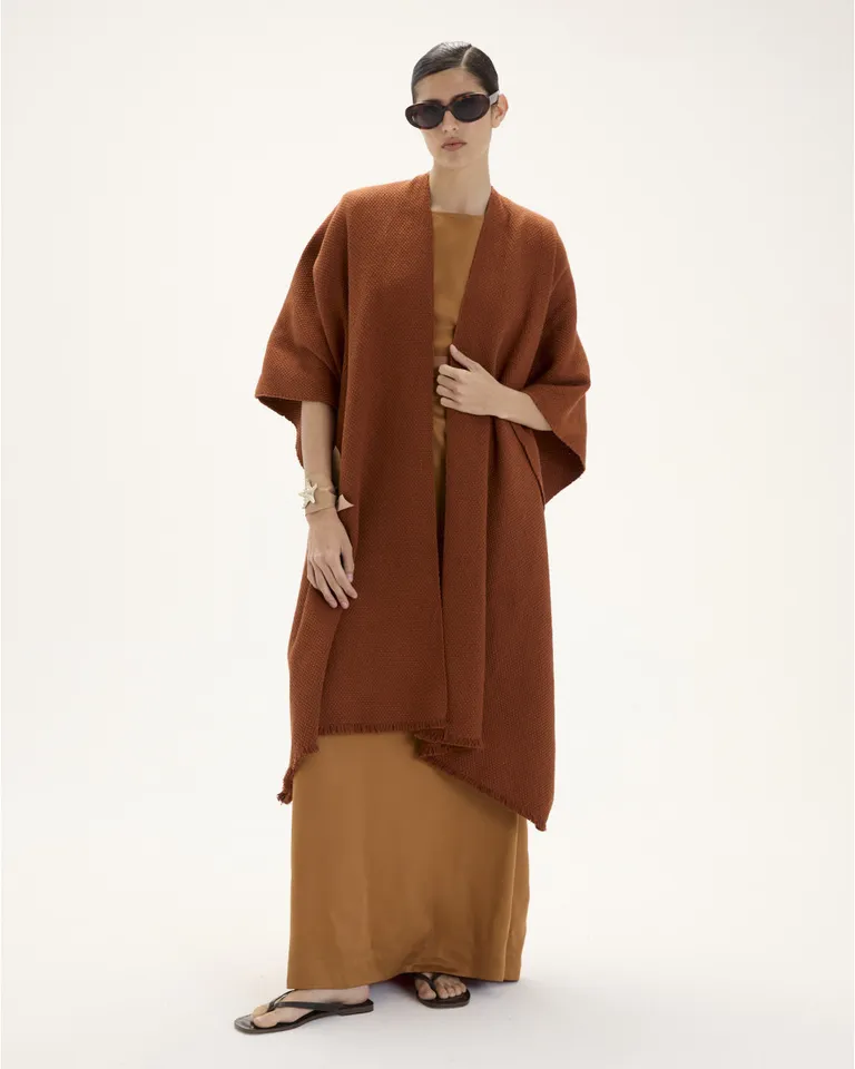 Ruana bruna: Complemento tejido a mano con flecos para un abrigo sofisticado de Blue Sheep en Capas y Ponchos para argentina