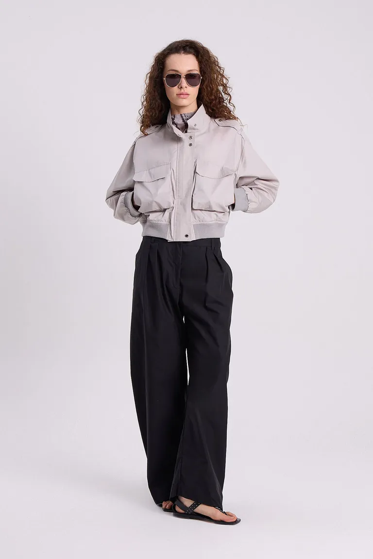 Chaqueta bomber gris de gabardina con bolsillos y detalles en los hombros de Maria Cher en Chaquetas para argentina