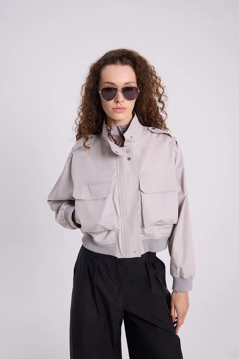 Chaqueta bomber gris de gabardina con bolsillos y detalles en los hombros de Maria Cher en Chaquetas para argentina