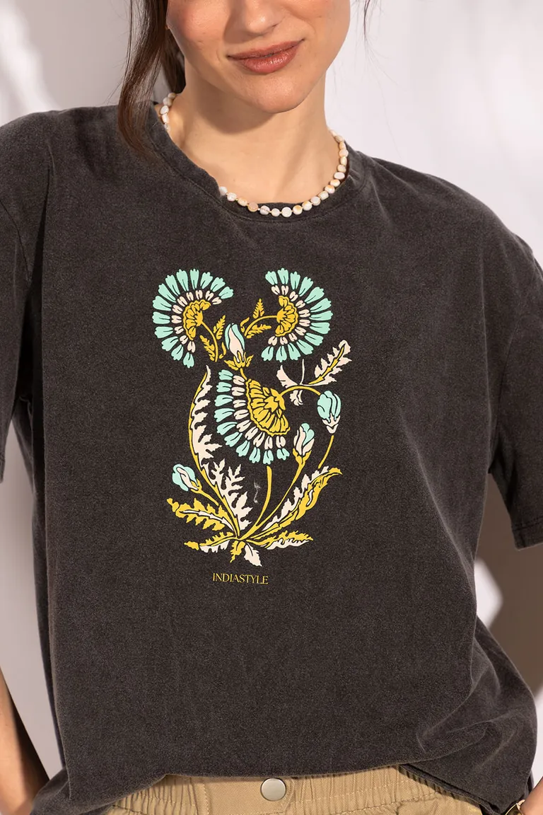 Remera de mangas cortas con cuello redondo y estampa floral central de Indiastyle en Remeras para argentina