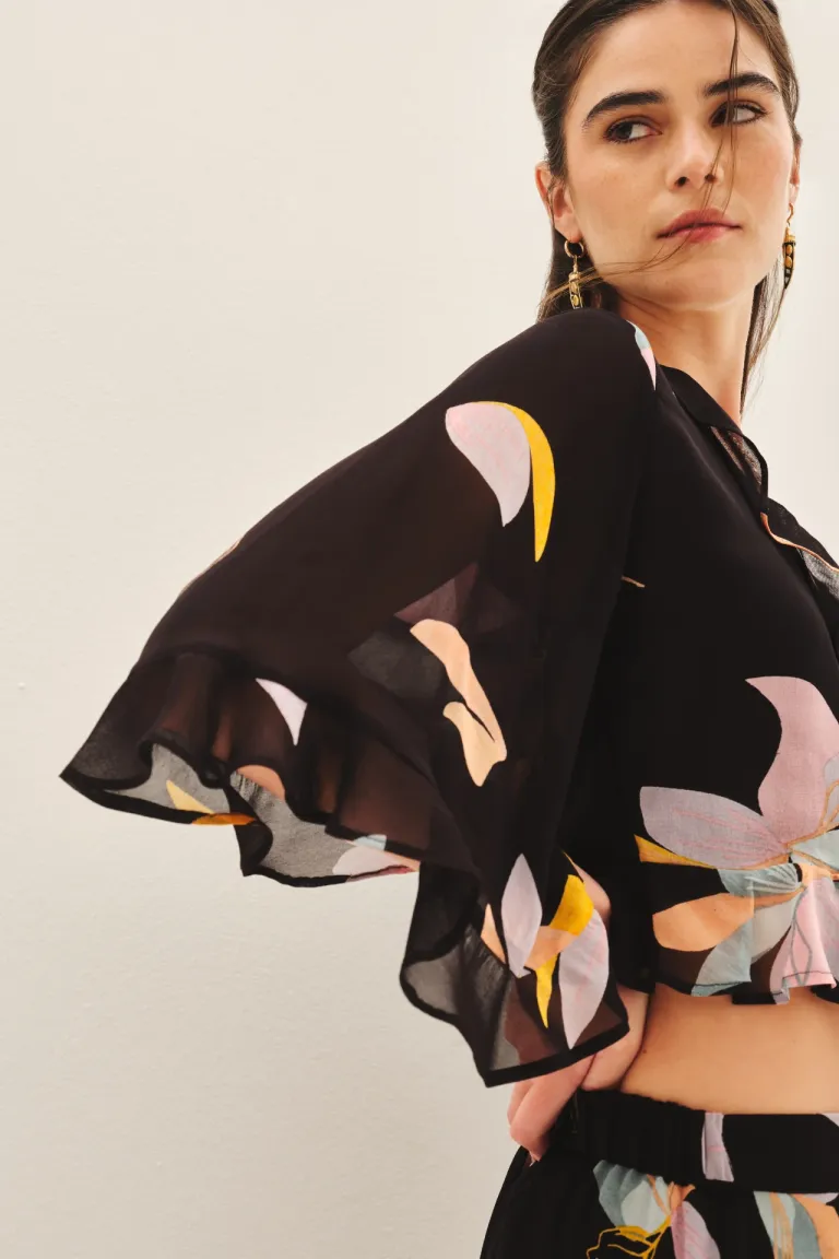Camisa corta cruzada con volados en mangas y cintura en estampado floral de Rapsodia en Camisas para argentina