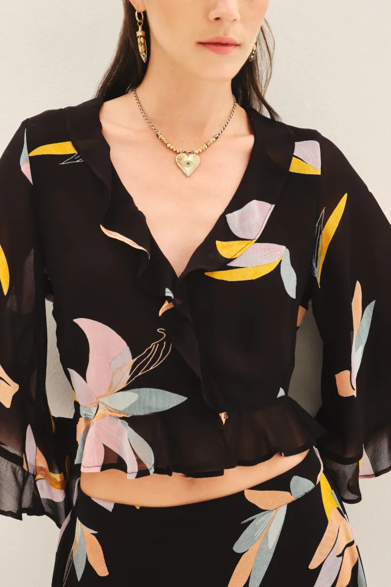 Camisa corta cruzada con volados en mangas y cintura en estampado floral de Rapsodia en Camisas para argentina