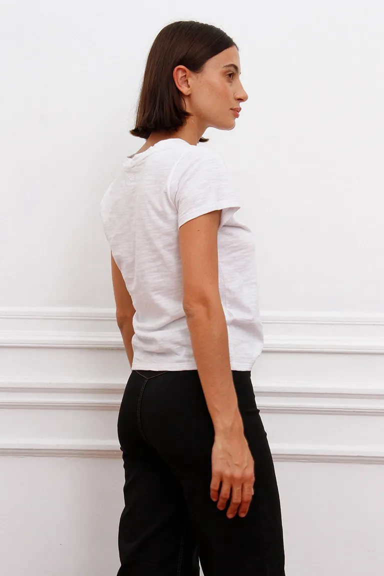 Remera de mujer manga corta con cuello redondo y diseño de calce regular de Sofia Sarkany en Remeras para argentina