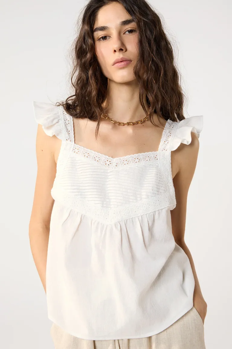 Top blanco con detalles de encaje y volados en los hombros de Cuesta Blanca en Tops para argentina