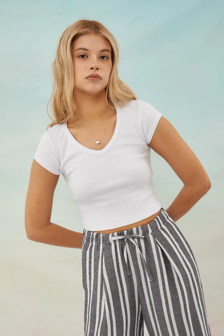 Remera blanca de corte sencillo y elegante para mujer de Apricot en Remeras para argentina