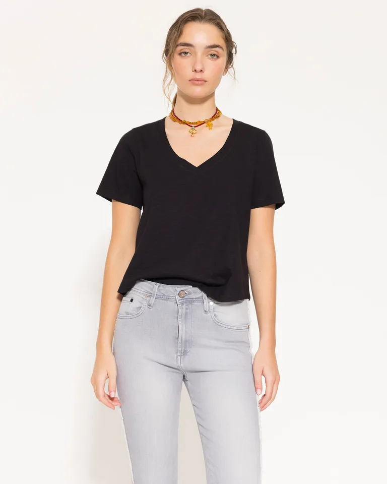 Remera negra de escote en V y mangas cortas para mujer de Jazmin Chebar en Remeras para argentina