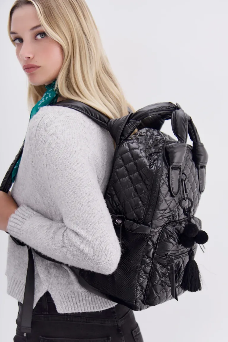 Mochila deportiva de nylon matelassé en color negro con bolsillos y cierre de Rapsodia en Mochilas para argentina