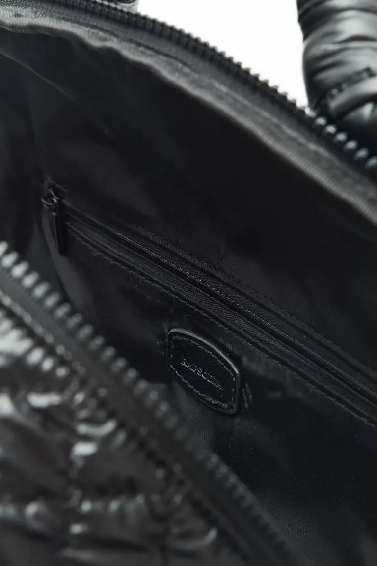 Mochila deportiva de nylon matelassé en color negro con bolsillos y cierre de Rapsodia en Mochilas para argentina