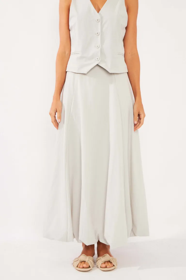 Falda sastrera en color blanco con diseño globo para un look sofisticado y elegante de Belle en Faldas para argentina