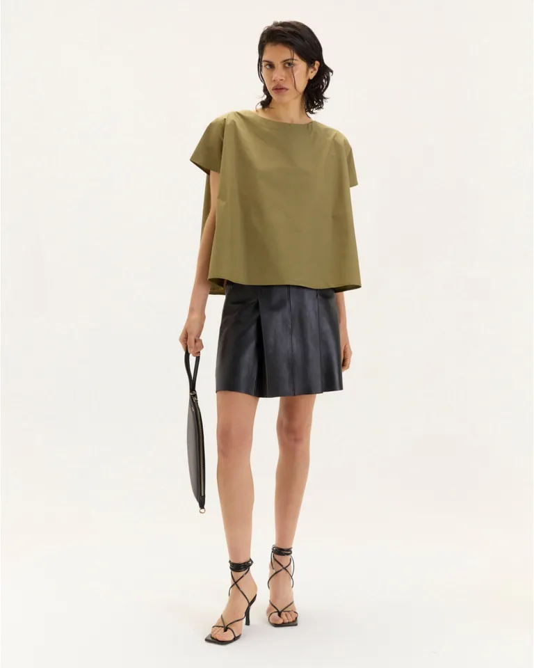 Top blanco de corte evasé y mangas cortas con vuelo, diseño fresco y versátil de Blue Sheep en Tops para argentina