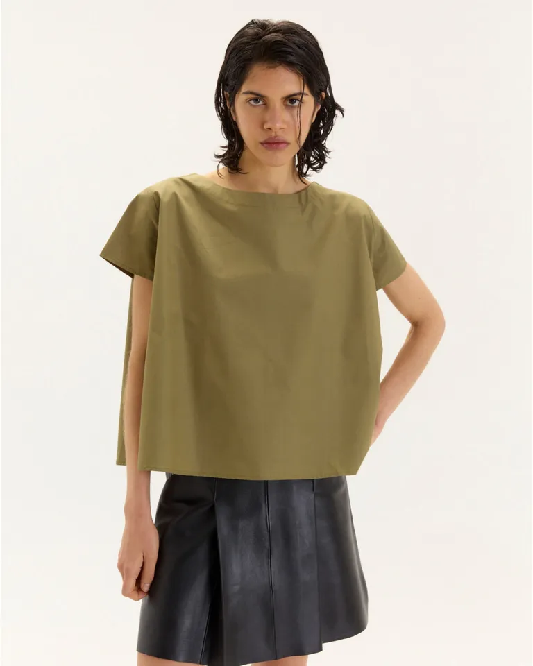 Top blanco de corte evasé y mangas cortas con vuelo, diseño fresco y versátil de Blue Sheep en Tops para argentina