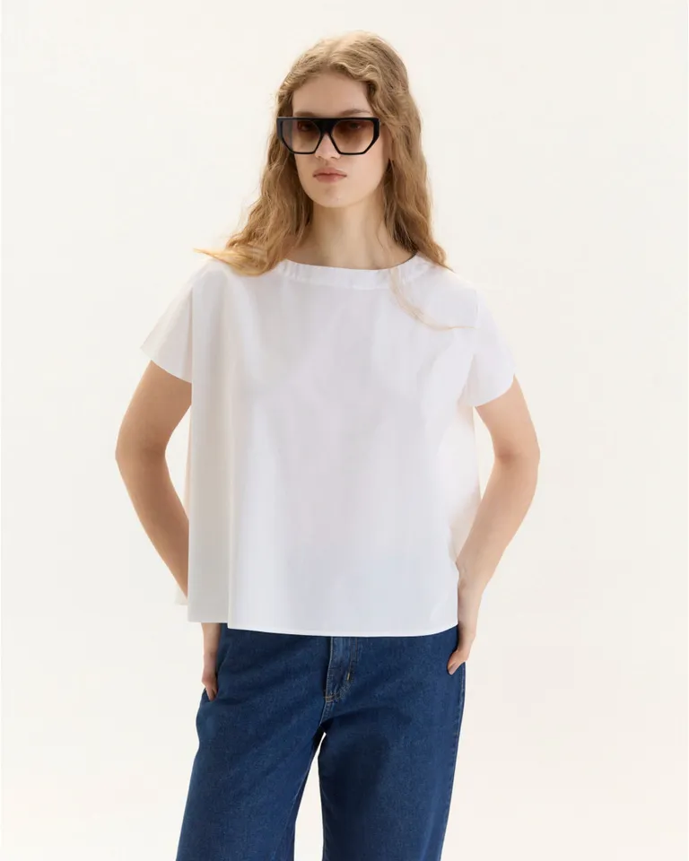 Top blanco de corte evasé y mangas cortas con vuelo, diseño fresco y versátil de Blue Sheep en Tops para argentina