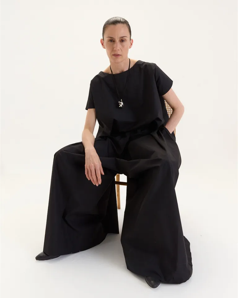 Top blanco de corte evasé y mangas cortas con vuelo, diseño fresco y versátil de Blue Sheep en Tops para argentina