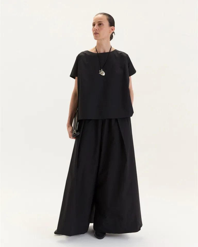 Top blanco de corte evasé y mangas cortas con vuelo, diseño fresco y versátil de Blue Sheep en Tops para argentina