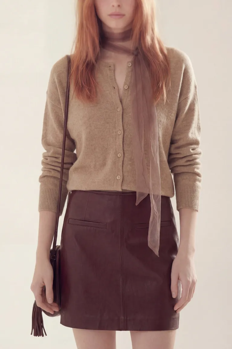 Cardigan de mujer con botones frontales y lazo integrado en el cuello de corte entallado de Akiabara en Buzos y Sweaters para argentina