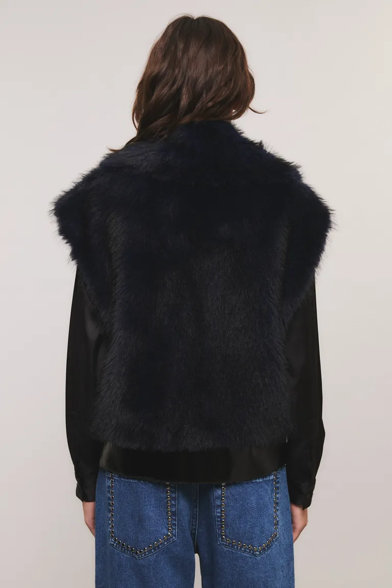 Chaleco sin mangas de calce regular con cierre central y detalle de cuello amplio de Kosiuko en Chalecos para argentina