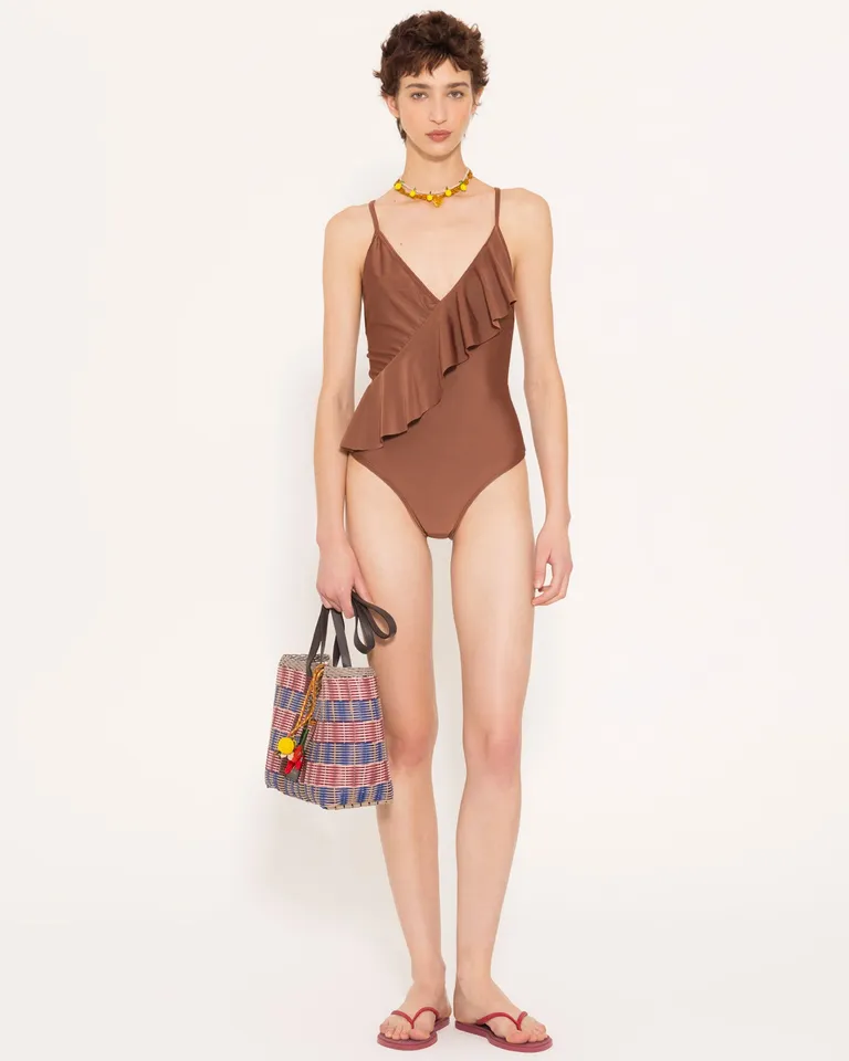 Enterizo de una pieza con escote profundo y volado asimétrico para una silueta estilizada de Jazmin Chebar en Swimwear y Beachwear para argentina