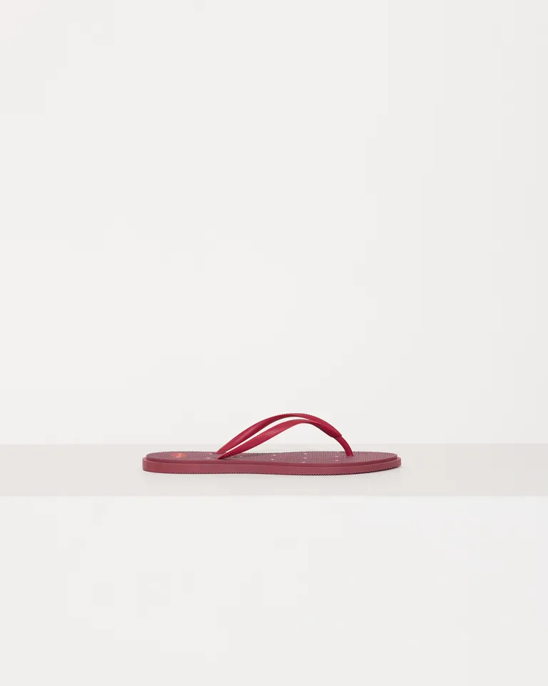 Ojotas de diseño alegre y vibrante para looks relajados y frescos de Jazmin Chebar en Ojotas para argentina