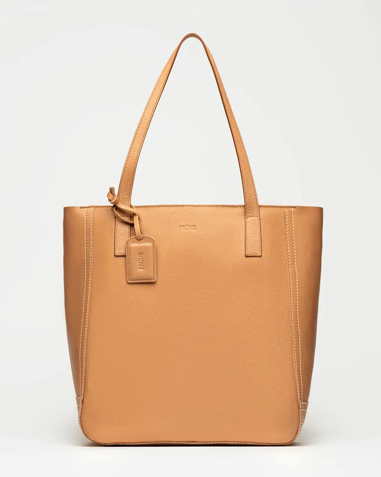 Shopper de cuero vegetal liso, amplio espacio y manijas al hombro de Prüne en Bolsos y Carteras para argentina
