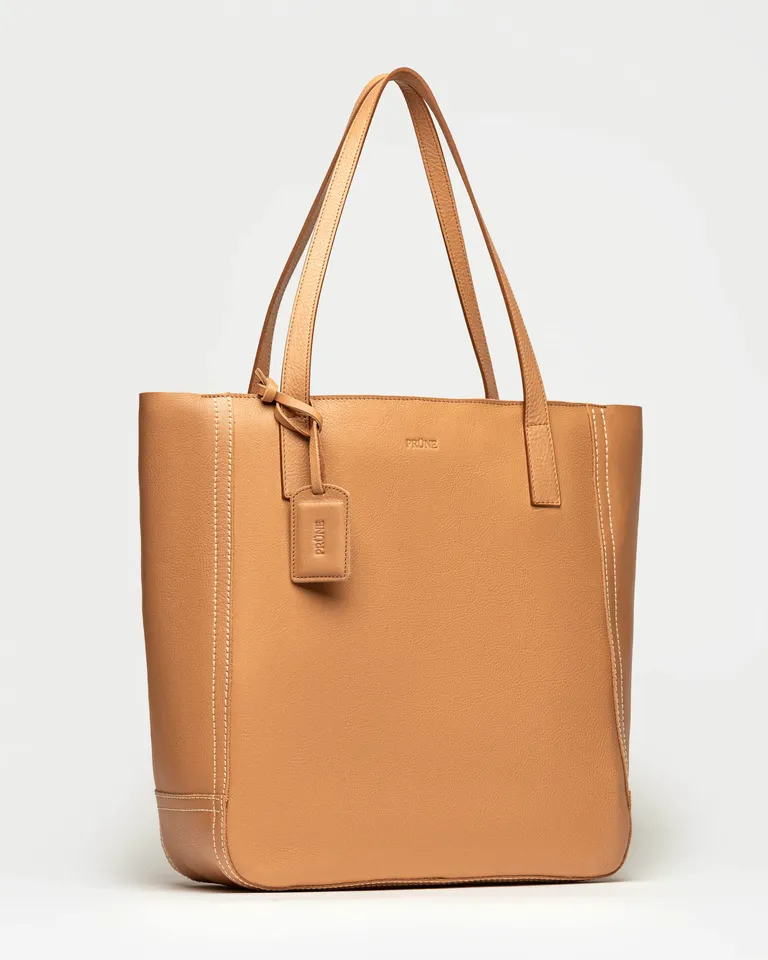 Shopper de cuero vegetal liso, amplio espacio y manijas al hombro de Prüne en Bolsos y Carteras para argentina