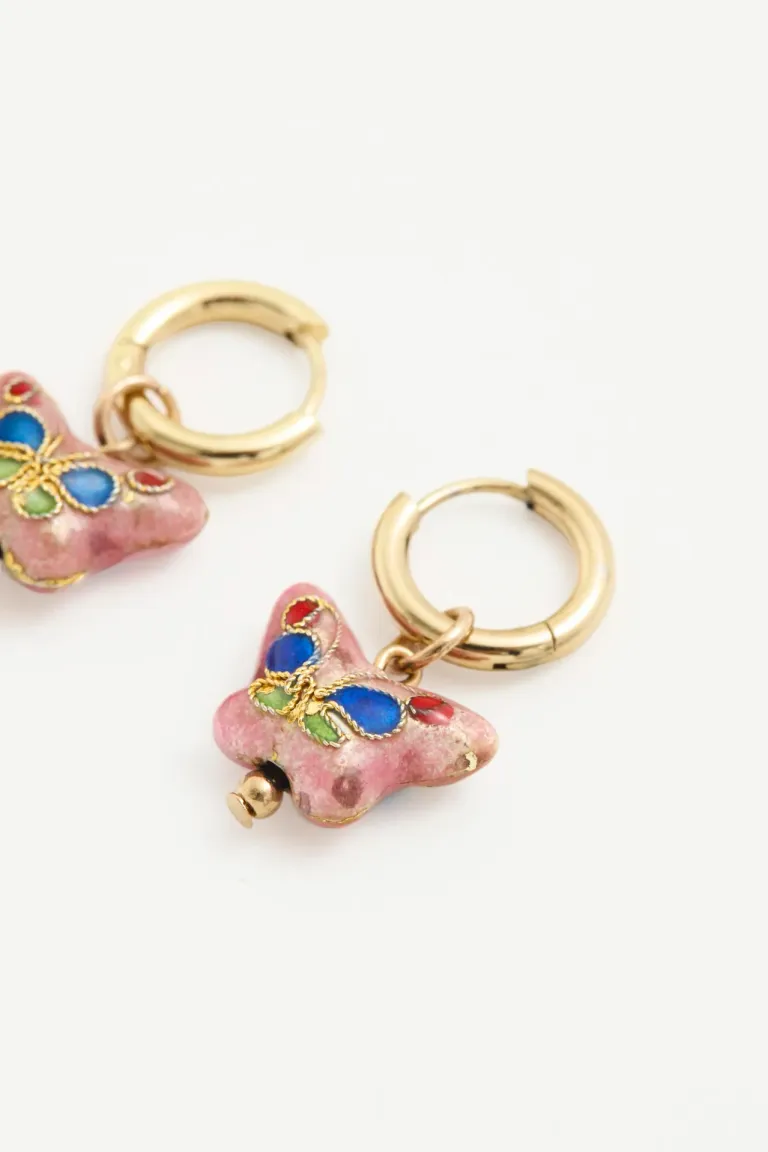 Aretes de argolla con dije de mariposa rosa y detalles en colores vibrantes de Rapsodia en Bijouterie para argentina