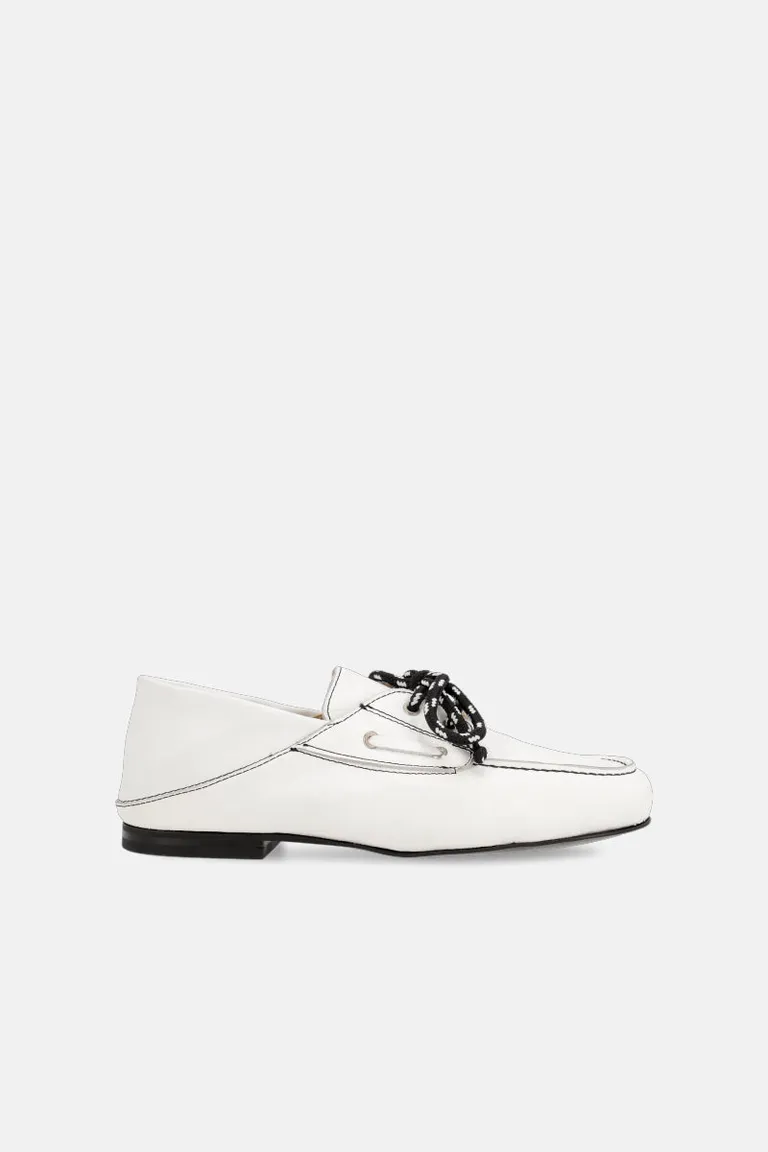Mocasín de cuero blanco con cordón redondo y costuras a contraste de Justaosadia en Mocasines para argentina